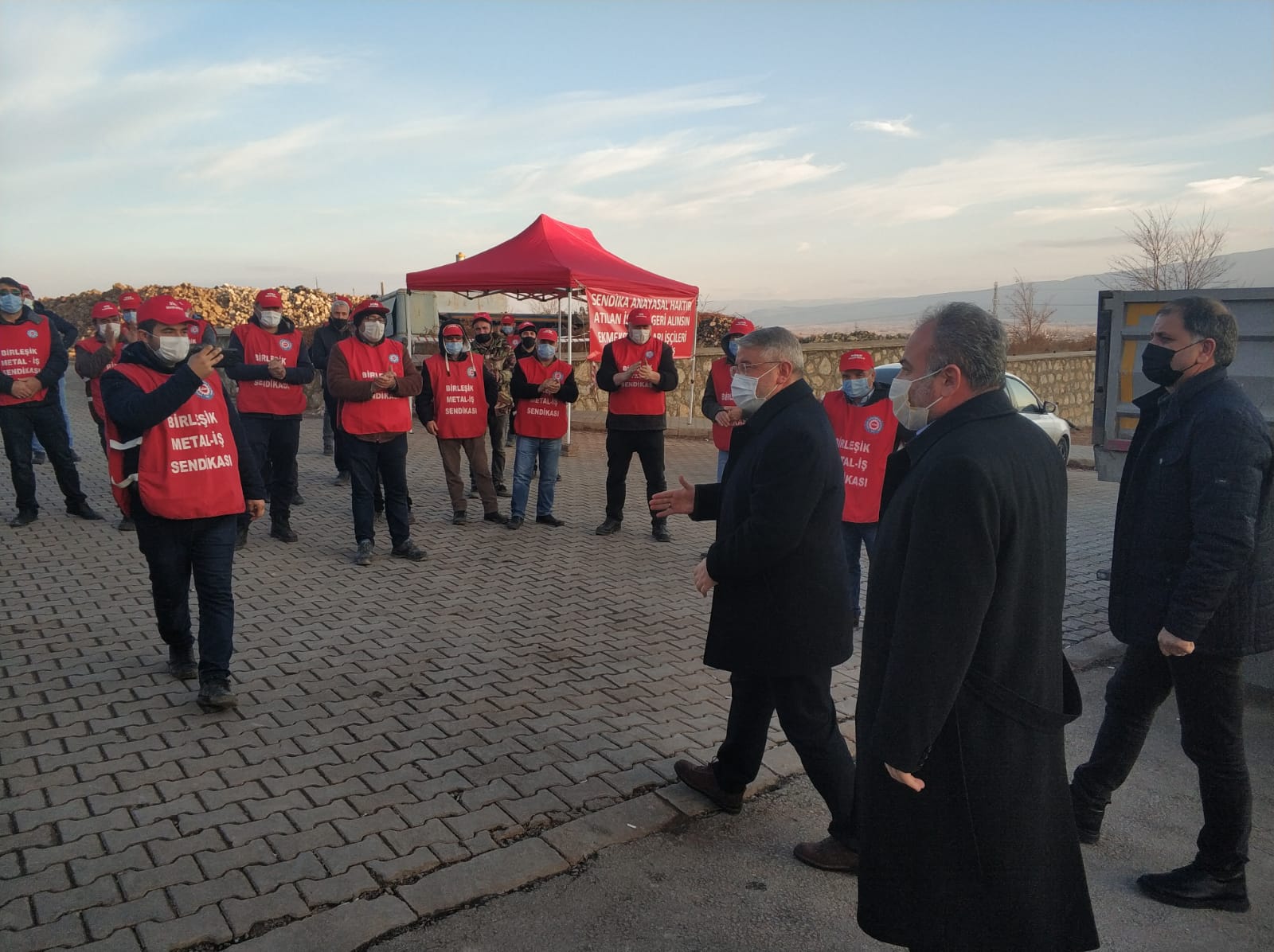 “NE HAKEMİZ, NE HAKİMİZ, NERDE DERT VARSA BİZ O DERDİN SAHİBİYİZ”